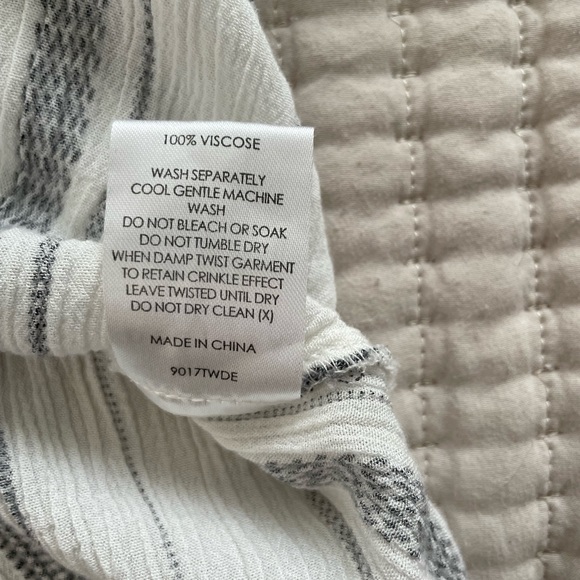 Decjuba Black and White Button Down - Picture 6 of 6